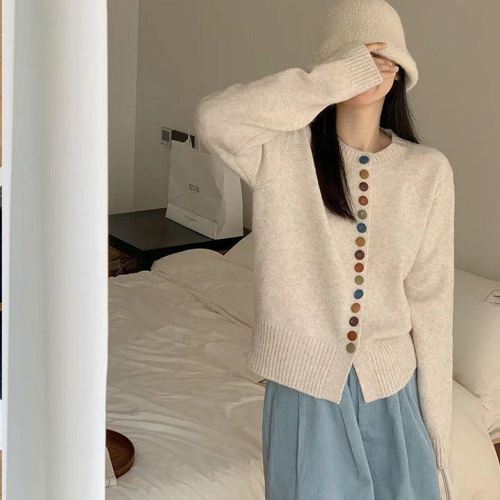 Cardigan pour femmes avec des détails de boutons colorés et une coupe décontractée Chic & Stil