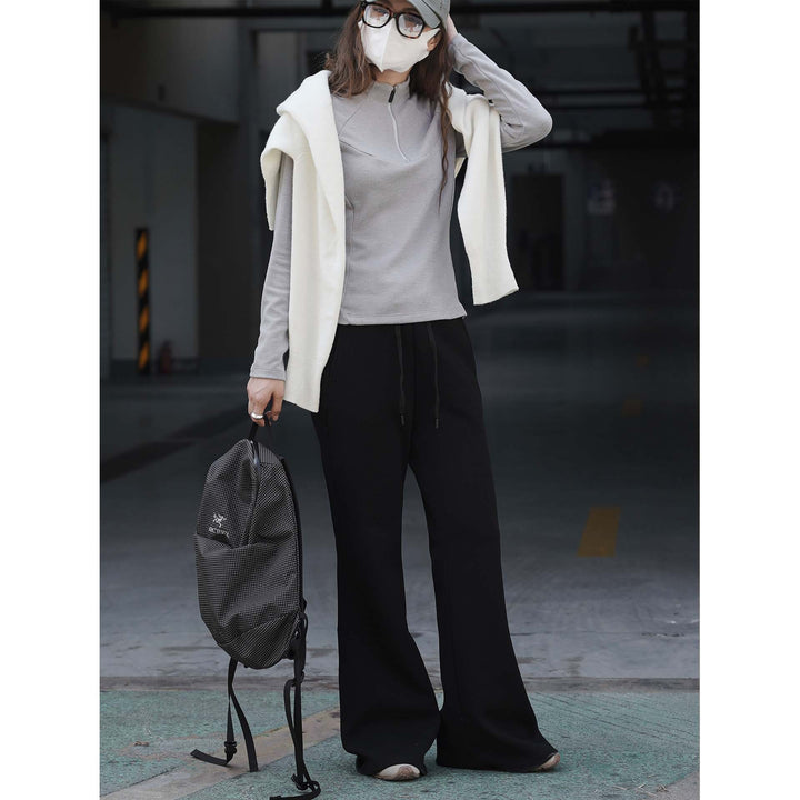 Women's fine-knit shirt with short zipper, raglan sleeves, and tailored seam design Amarae