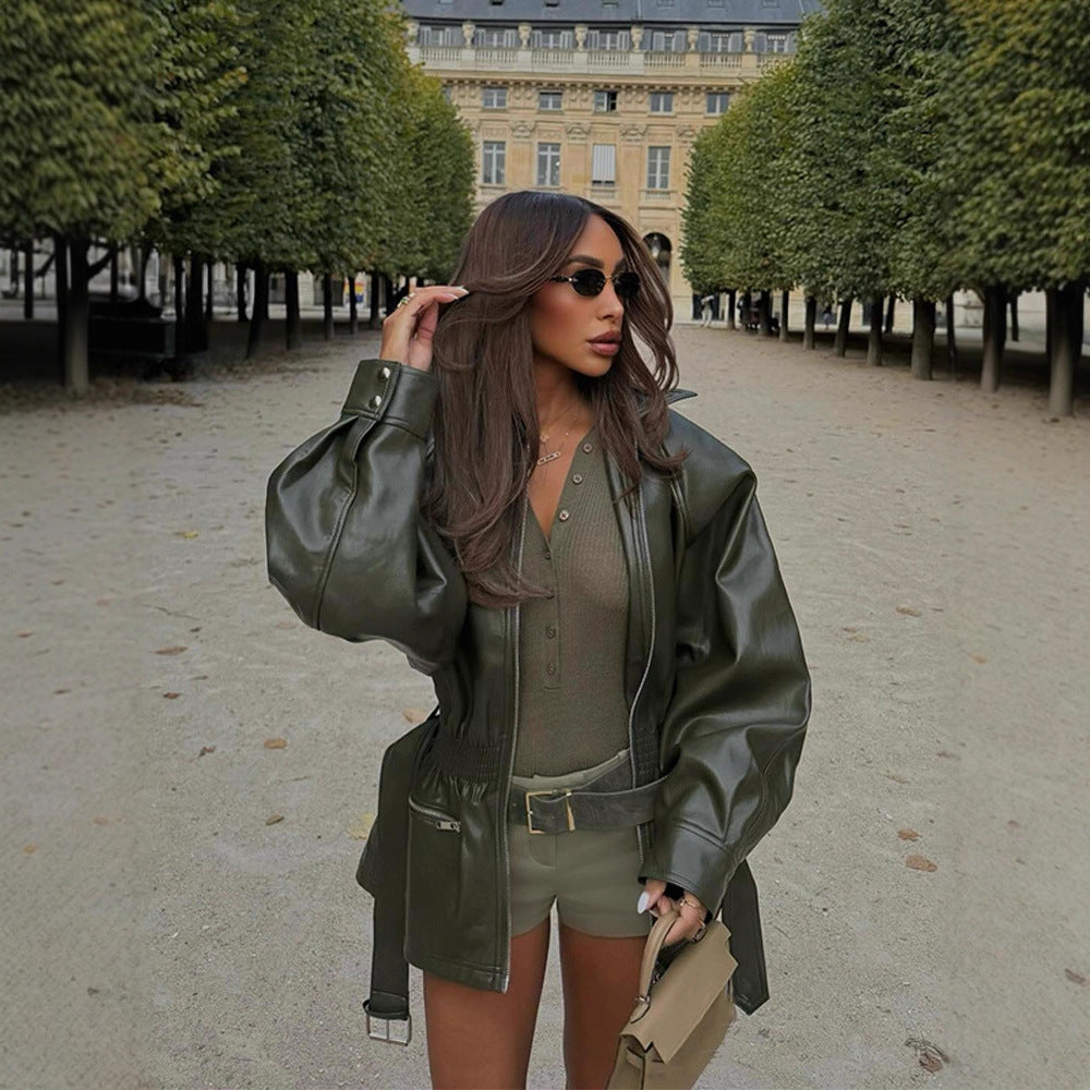 Veste pour femmes en simili cuir avec ceinture à la taille et poches zippées pratiques Chic & Stil