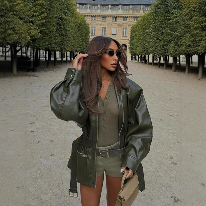 Veste pour femmes en simili cuir avec ceinture à la taille et poches zippées pratiques Chic & Stil