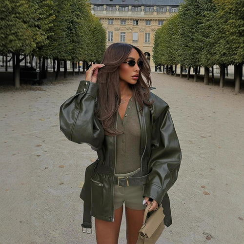 Veste pour femmes en simili cuir avec ceinture à la taille et poches zippées pratiques Chic & Stil