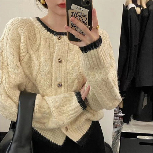 Cardigan féminin en tricot épais avec un élégant motif en torsades et des boutons décoratifs Chic & Stil
