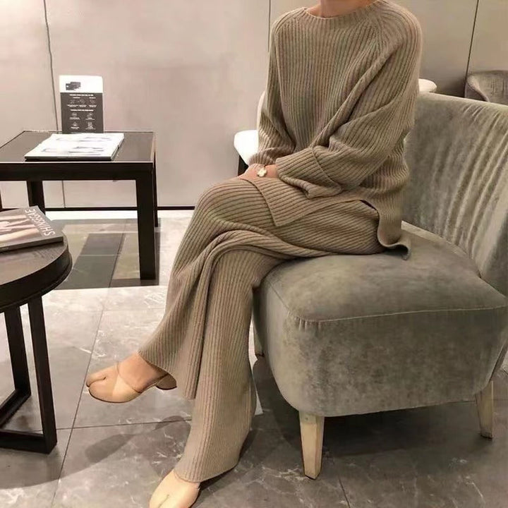 Women's knit set with a loose fit and a chic and stylish design