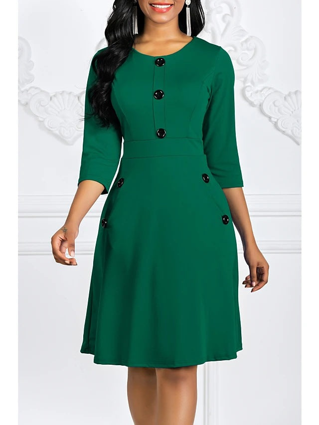 Robe élégante de dames, longueur genou, avec des boutons décoratifs et des manches 3/4 Chic & Stil