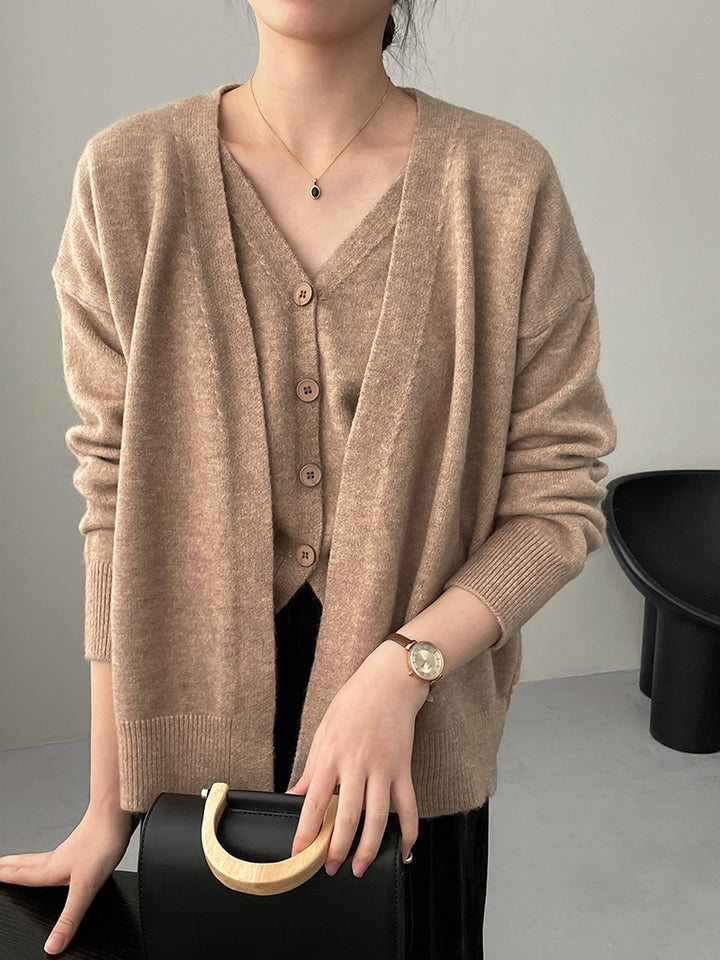 Cardigan féminin à la mode avec décolleté en V et fermeture à boutons Chic & Stil