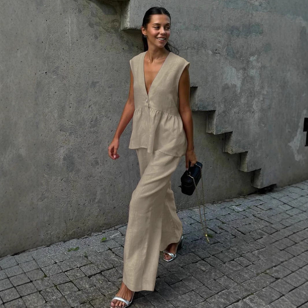 Ladies airy jumpsuit with V-neck and flowing cut Lune London