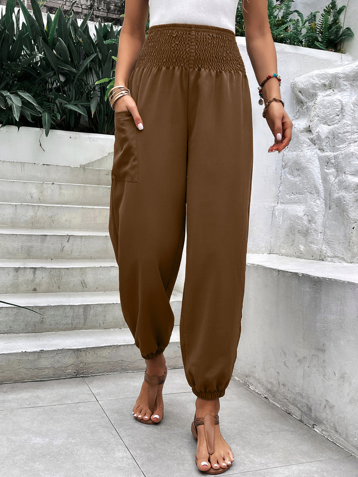 High-waisted leisure trousers for women with elastic waist and practical side pockets Lune London