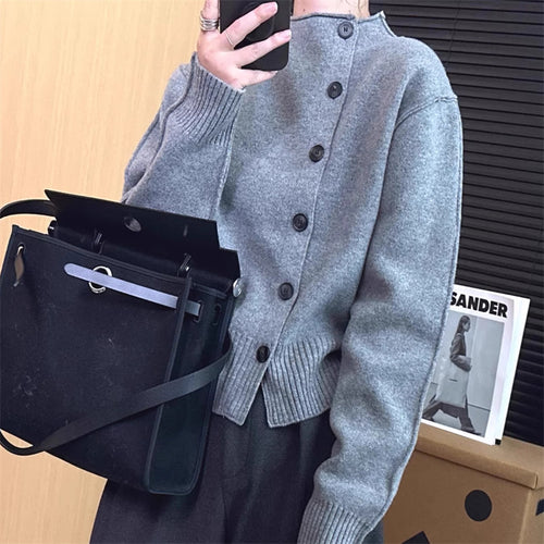 Cardigan pour femmes avec fermeture à boutons élégante et manches volumineuses Chic & Stil