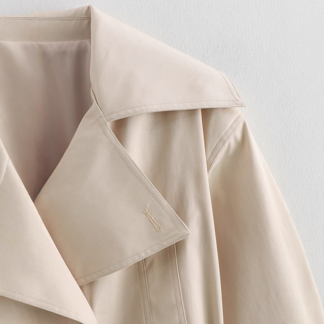 Short trench coat for women with an elegant waist and practical pockets Lune London