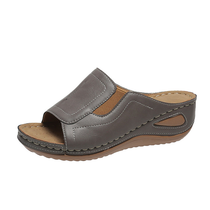 Comfortable women's clogs with elastic inserts and an anatomical sole Chic and Style
