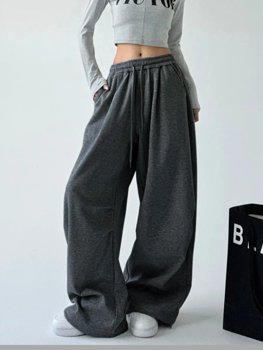 Wide sweatpants for women with elastic waistband and relaxed fit Lune London