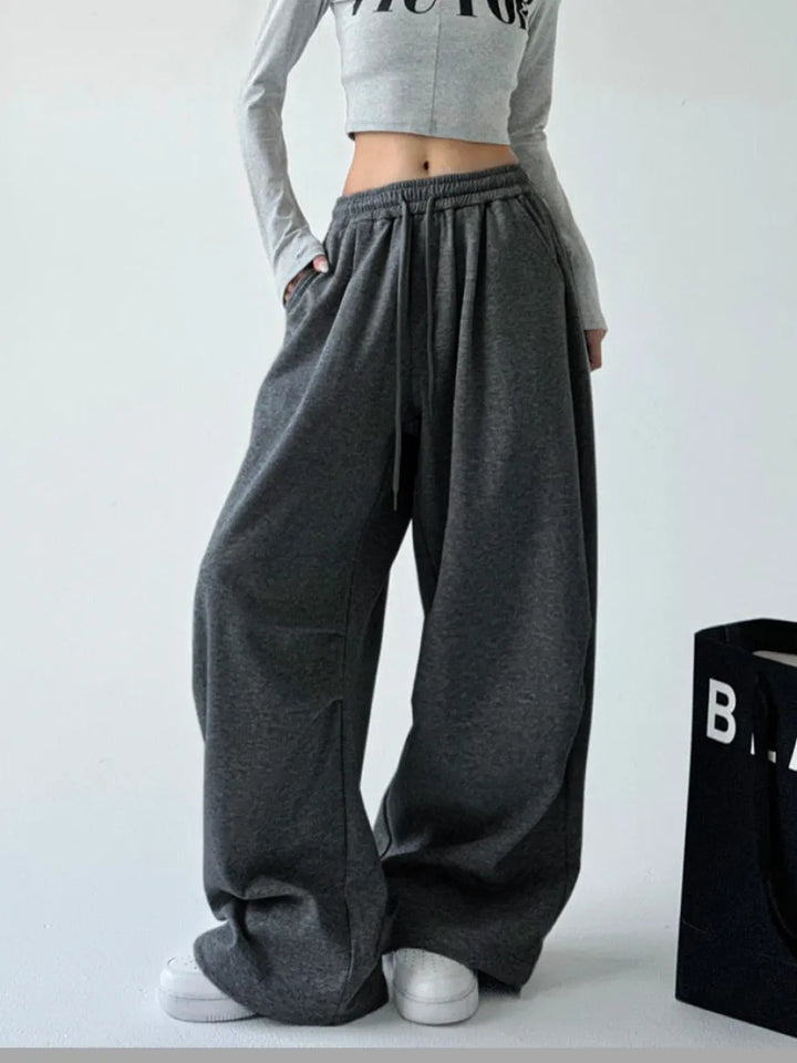 Wide sweatpants for women with elastic waistband and relaxed fit Lune London