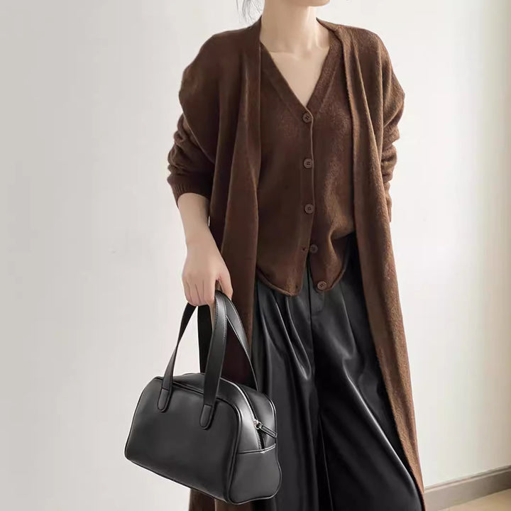 Ensemble tricot pour femmes avec décolleté en V et détail de boutons Chic & Stil