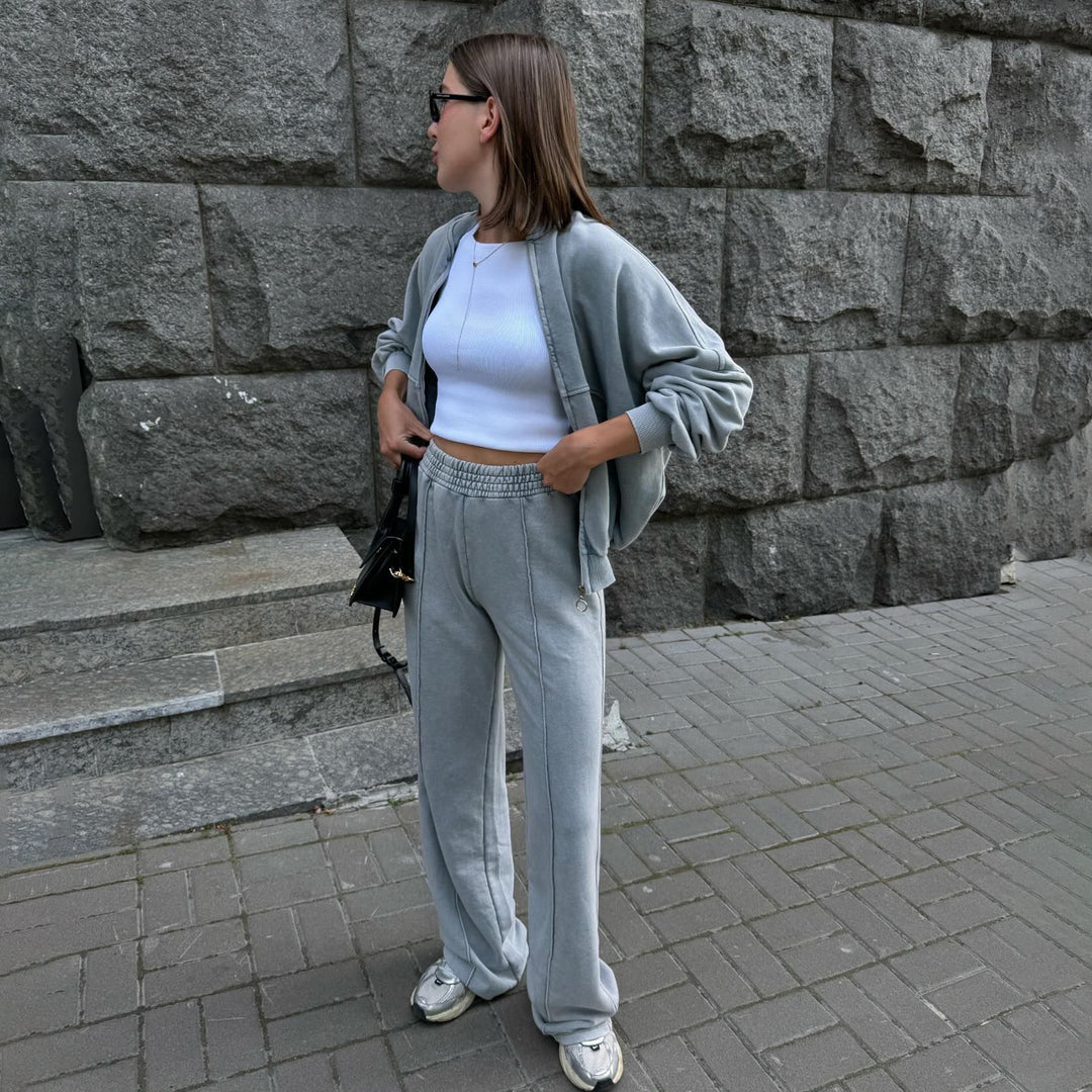 Casual outfit for women with a sweatshirt-like top and a loose-fit pant approach Lune London