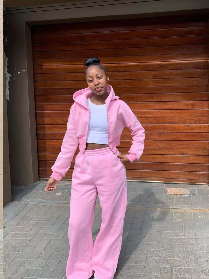 Women leisure jogging set with wide pants and cropped hoodie Lune London