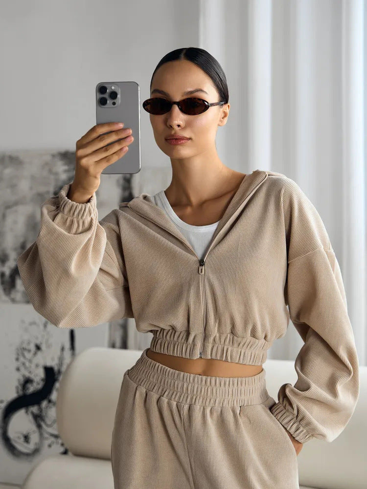 Cropped sweatshirt jacket for women with high collar and elastic waist Lune London