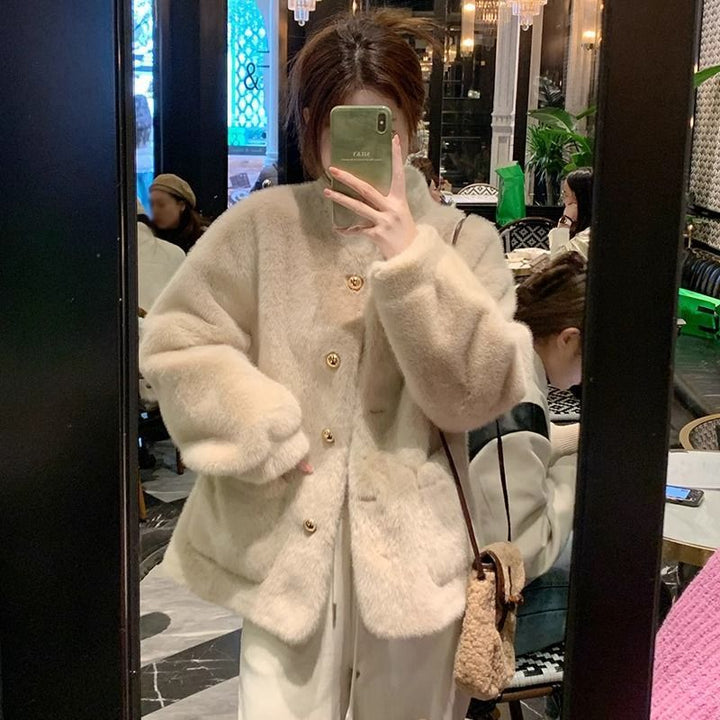 Veste en peluche pour femmes avec des boutons dorés Chic & Stil