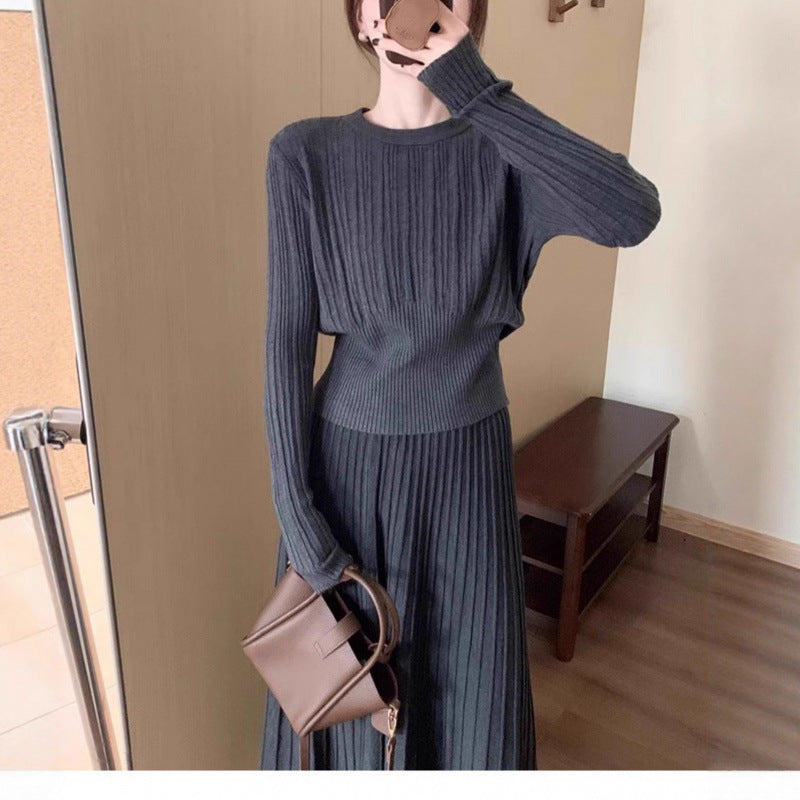 Ensemble en tricot pour femmes avec jupe plissée et pull ton sur ton Chic & Stil