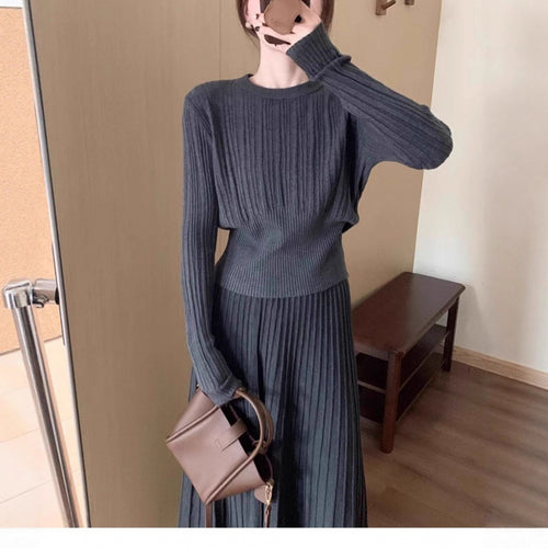 Ensemble en tricot pour femmes avec jupe plissée et pull ton sur ton Chic & Stil