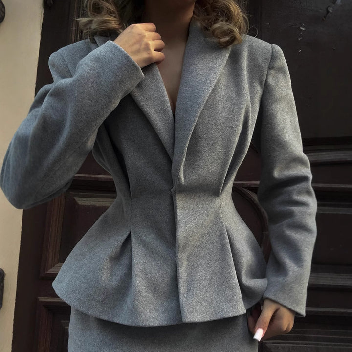 Costume femme au design élégant avec blazer ajusté et jupe crayon Chic & Stil