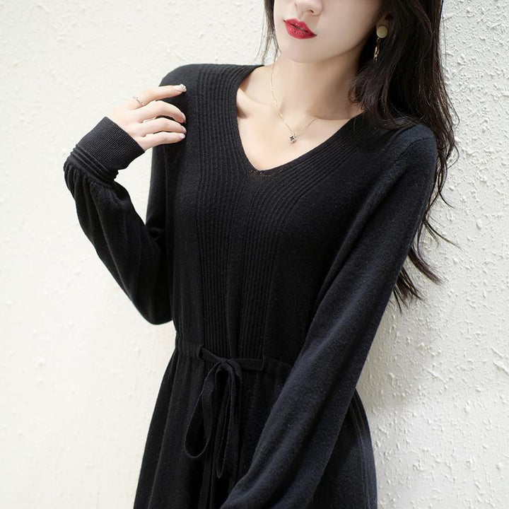 Robe en tricot pour femmes avec décolleté en V et ceinture à la taille Chic & Stil