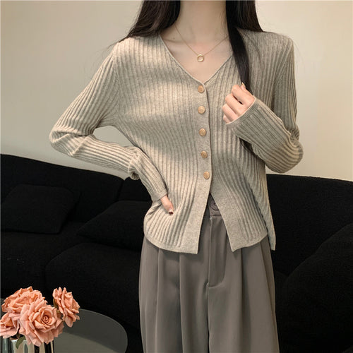 Cardigan femme avec des boutons décoratifs et un décolleté en V profond Chic & Stil