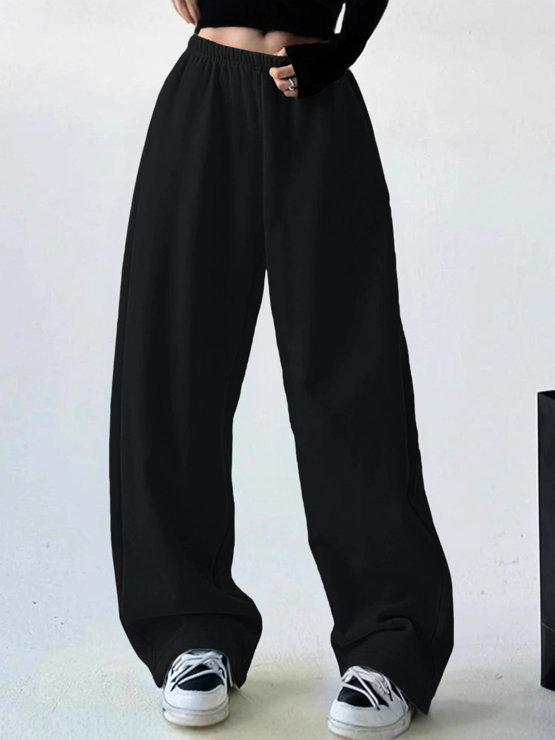 Loose leisure pants for women with elastic waistband and side pockets Lune London