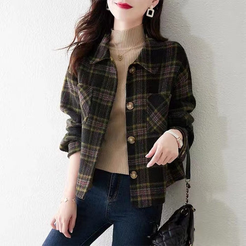 Ladies check coat with practical pockets and button closure Chic & Stil