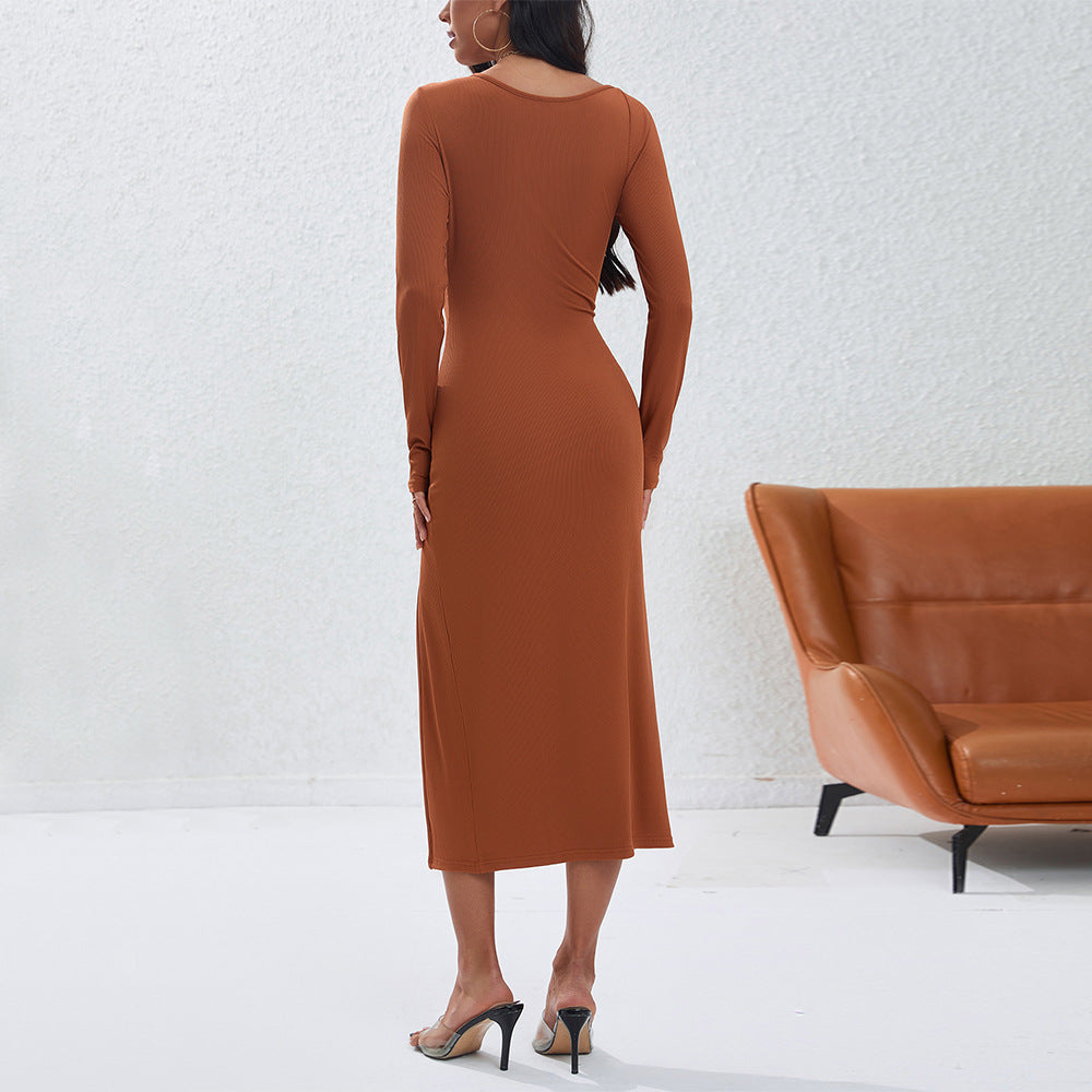 Robe ajustée pour femmes à manches longues avec fente latérale et décolleté asymétrique Chic & Stil