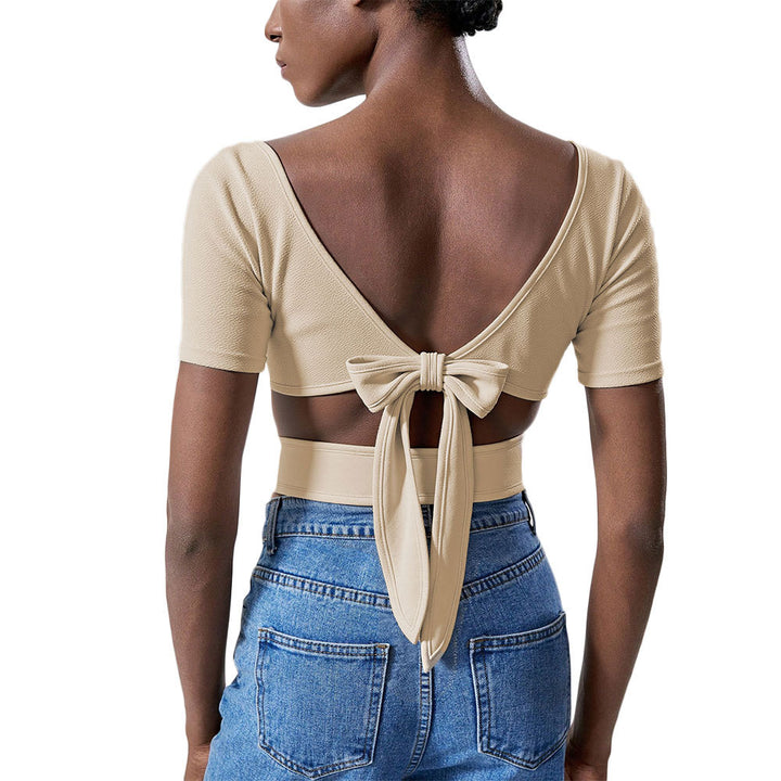 T-shirt court pour femmes avec un élégant décolleté carré et des manches courtes Chic & Stil