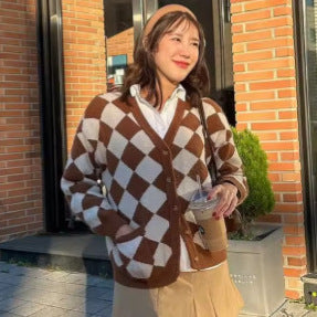Cardigan pour femmes avec un élégant motif en diamant et des boutons en forme de cœur Chic & Stil