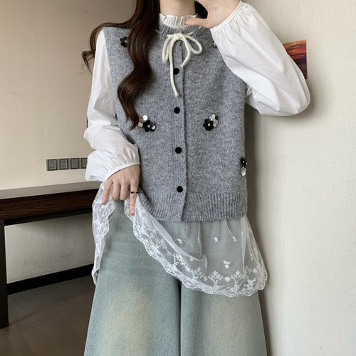 Cardigan pour femmes avec des applications florales décoratives et fermeture à nouer Chic & Stil