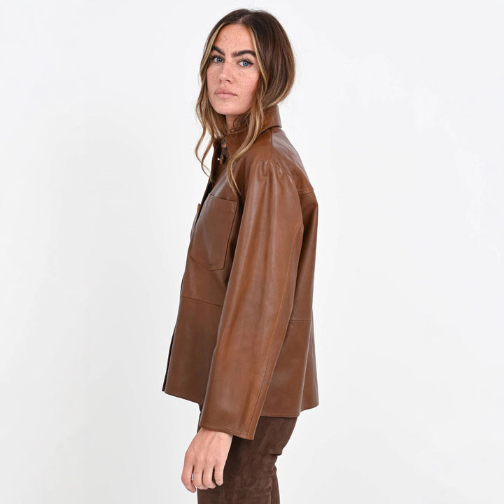 Veste en cuir synthétique pour femmes avec boutons contrastés et poche poitrine Chic & Stil