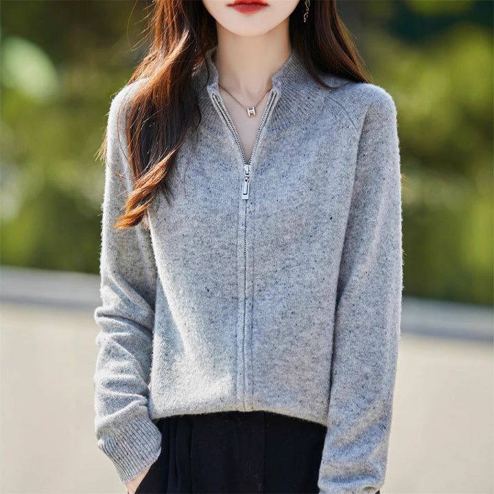 Cardigan femme avec zip et col haut en matériau confortable Chic & Stil