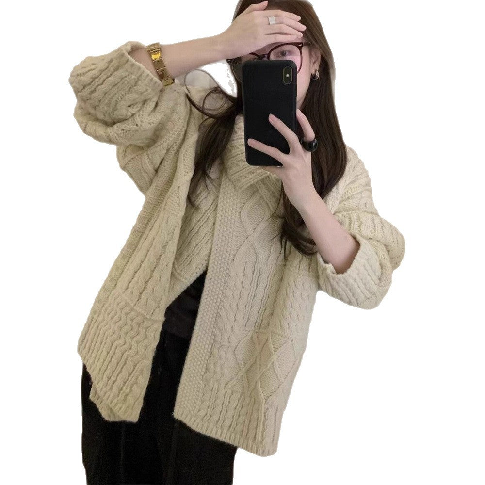 Cardigan pour femmes avec motif en cable complexe et matière douce Chic & Stil