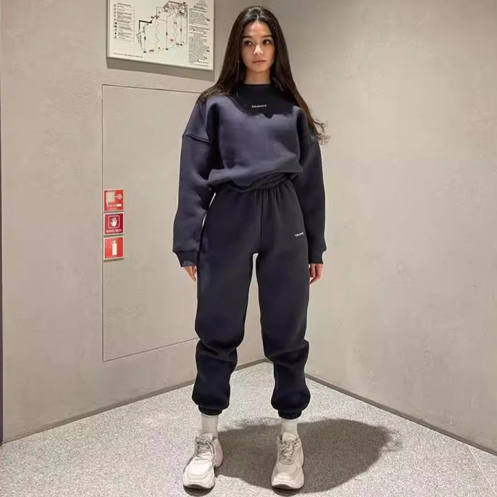 Women's sporty set with round neck and elastic waistband Chic & Stil