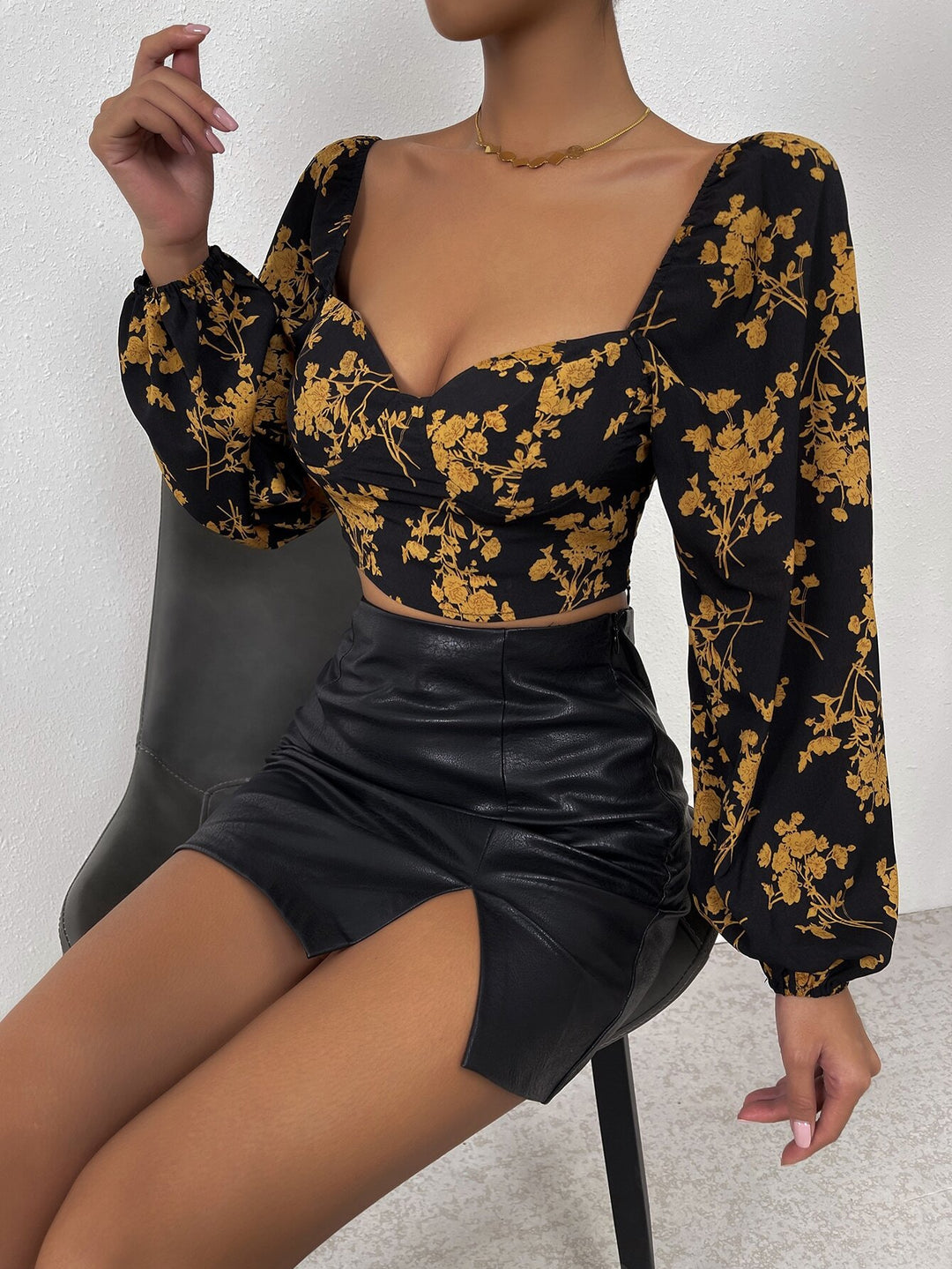 Haut court pour femmes avec motif floral et élégante manche bouffante Chic & Stil