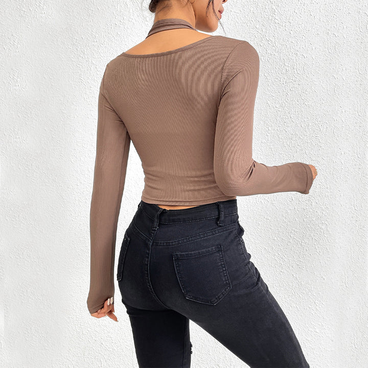 Cropped long sleeve shirt for women with a stylish twisted design and Chic & Stil color accents