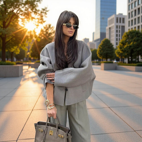 Veste féminine à la mode avec une coupe élégante et des poches pratiques Chic & Stil