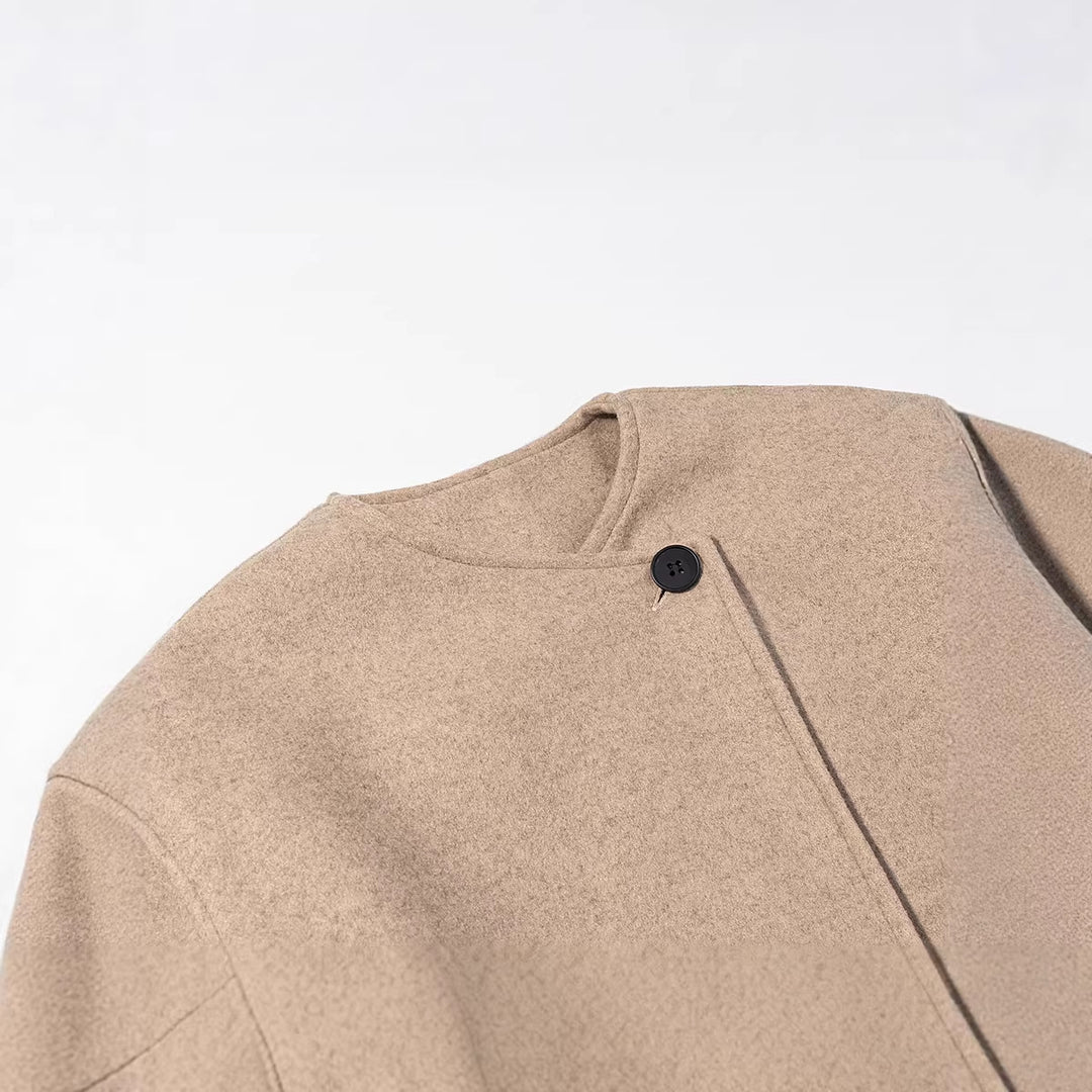 Veste courte élégante pour femmes avec coupe asymétrique et design de boutons Chic & Stil