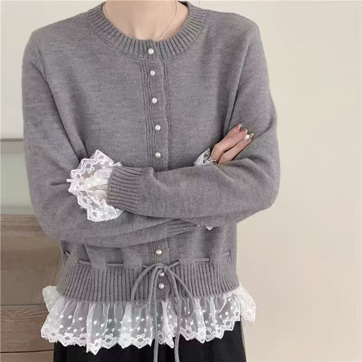 Cardigan pour femmes avec détails en volants et boutons décoratifs en perles Chic & Stil