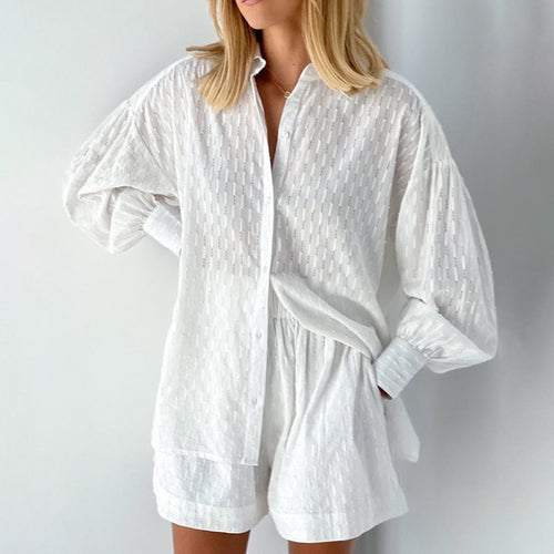 Oversized casual shirt for women with structure and chic and stylish short shorts