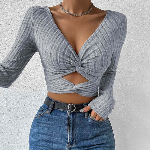 Short top for women with timeless twist design and long sleeves Chic & Stil