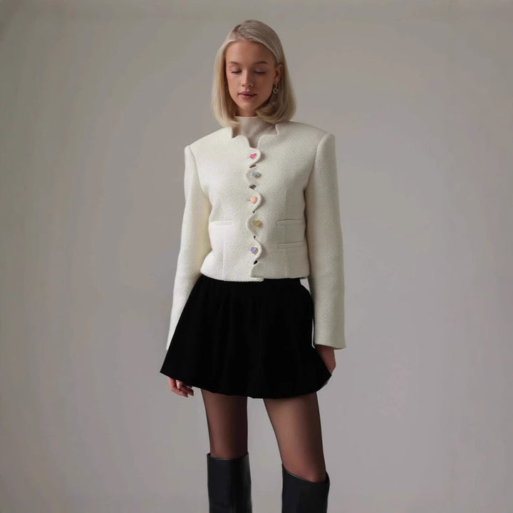 Veste blazer courte pour femmes avec des boutons en forme de cœur colorés et des poches élégantes Chic & Stil