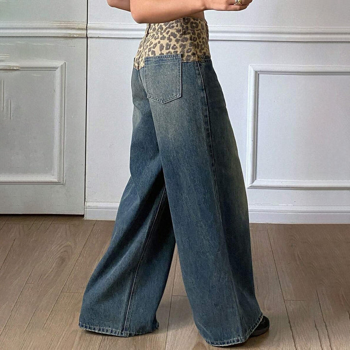 High-waisted women's jeans with loose fit in leopard Lune London