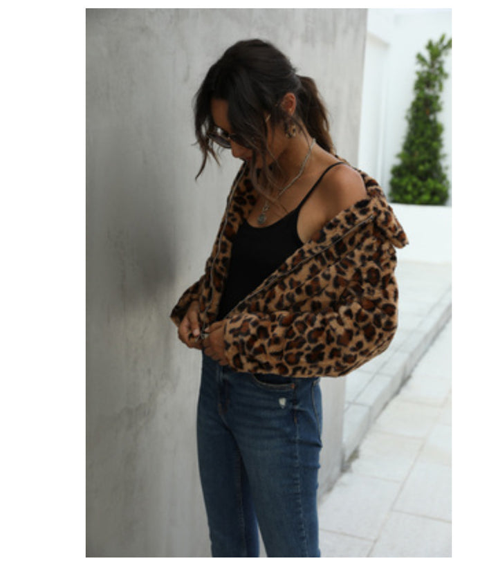 Short jacket for ladies in chic leopard print Style