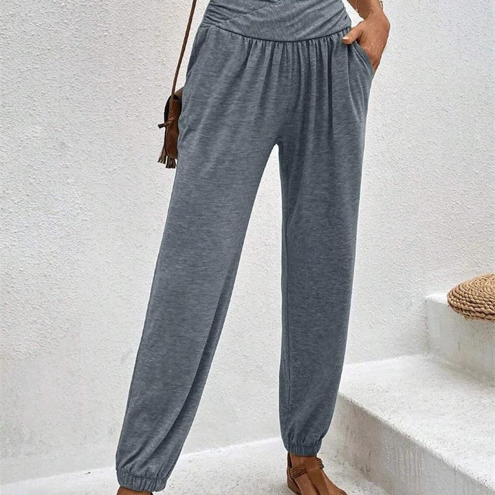 Comfortable leisure pants for women with a loose waist and side pockets Lune London