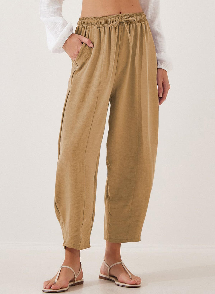Casual leisure pants for women with elastic waistband and practical pockets Lune London