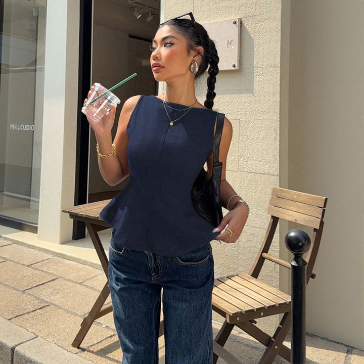 Top féminin raffiné avec ourlet peplum et design sans manches Chic & Stil