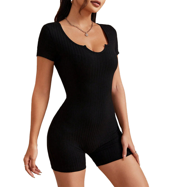 Salopette courte pour femmes avec un élégant col en V et une texture côtelée minimaliste Chic & Stil